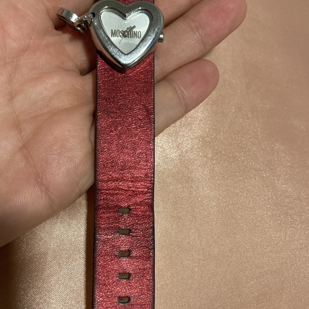 MOSCHINO heart-shaped watch with peace sign charm and red shiny strap - Picture 10 of 12